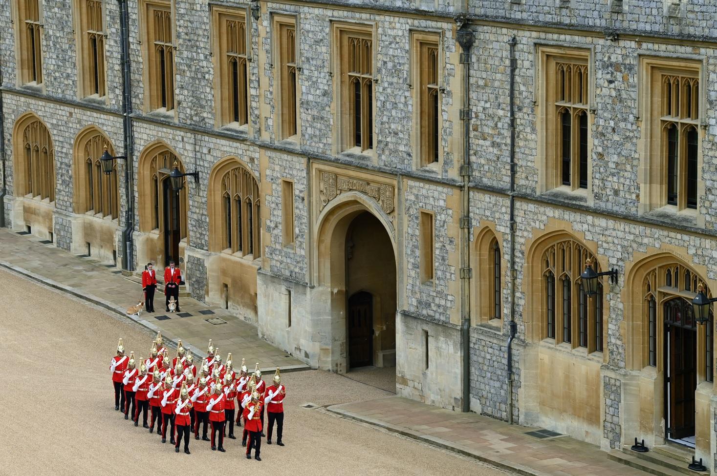 哥基送女王最後一程。(路透社)
