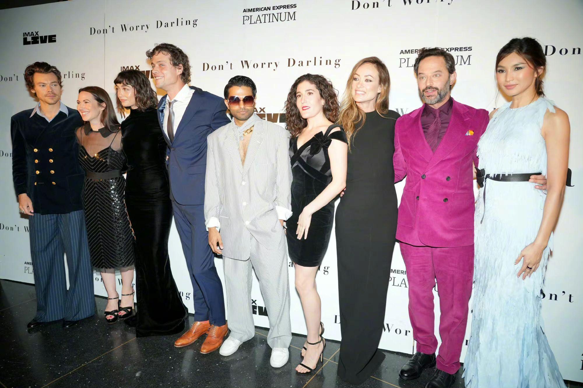 奧莉花懷特率男友Harry Styles及其他配角出席《別擔心親愛的》紐約首映禮。