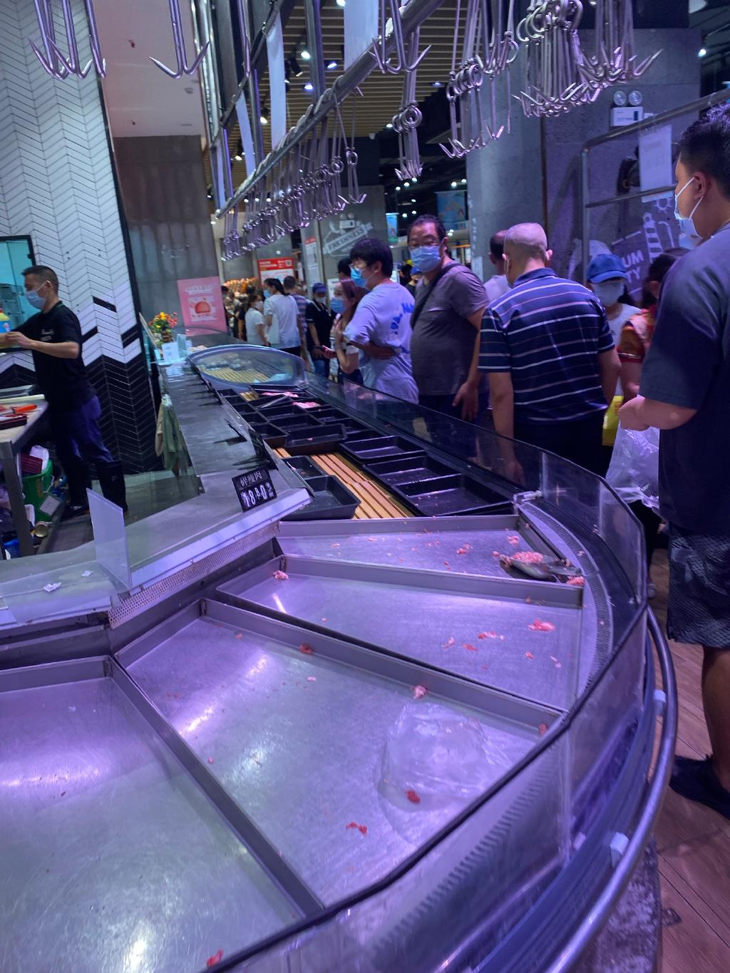 禁足前夕,成都有超市的肉檔「被清空」。(互聯網)