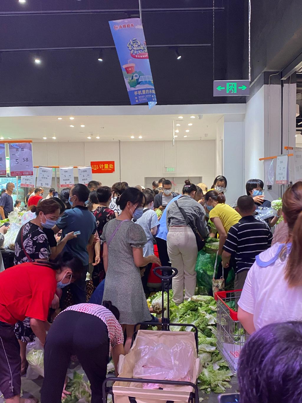 禁足前夕,成都民眾在超市「搶菜」。(互聯網)