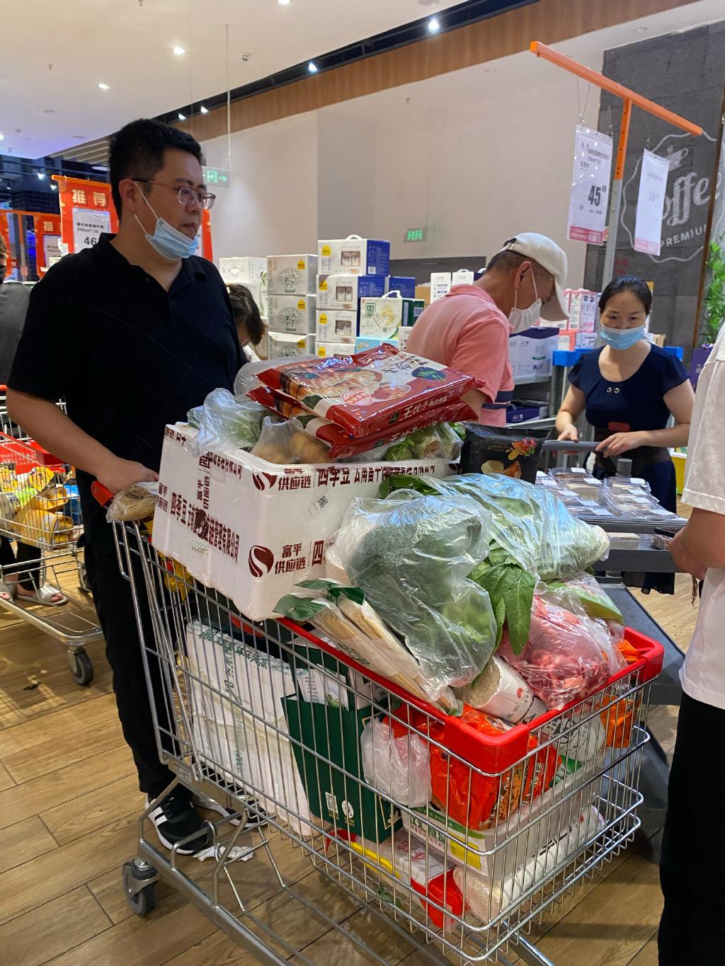 成都民眾在超市採購大堆糧食。(互聯網)