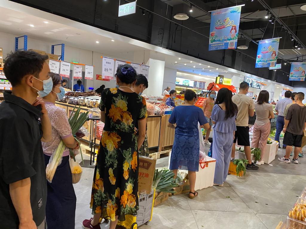 禁足前夕,成都民眾趕去超市買一大箱菜。(互聯網)