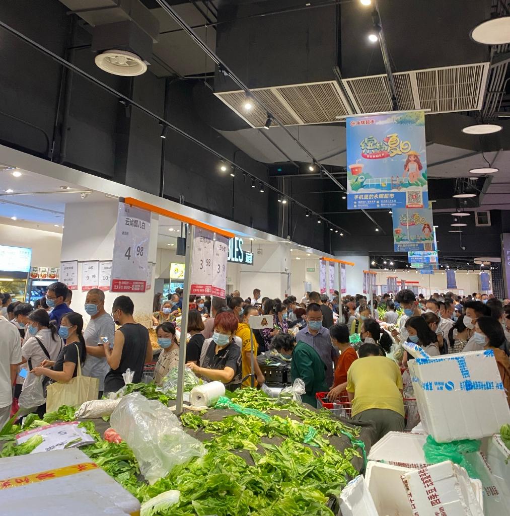 禁足前夕,成都民眾紛紛到超市搶購蔬菜、肉類等物資。(互聯網)