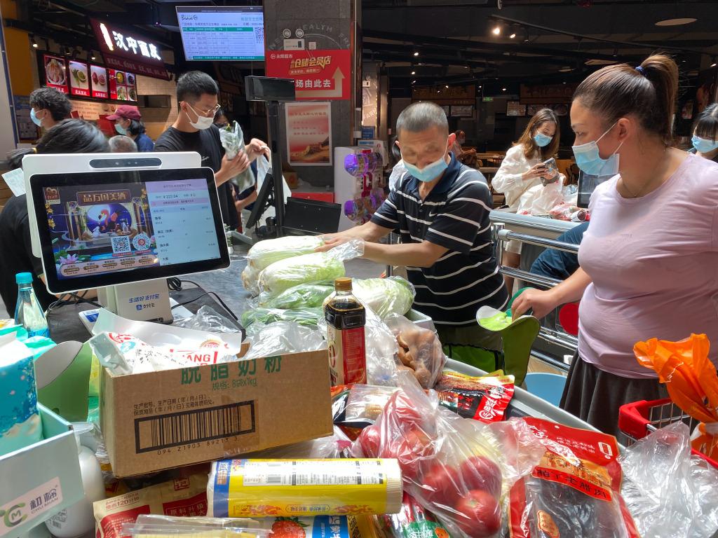 禁足前夕,成都民眾紛紛到超市「囤貨」。(互聯網)