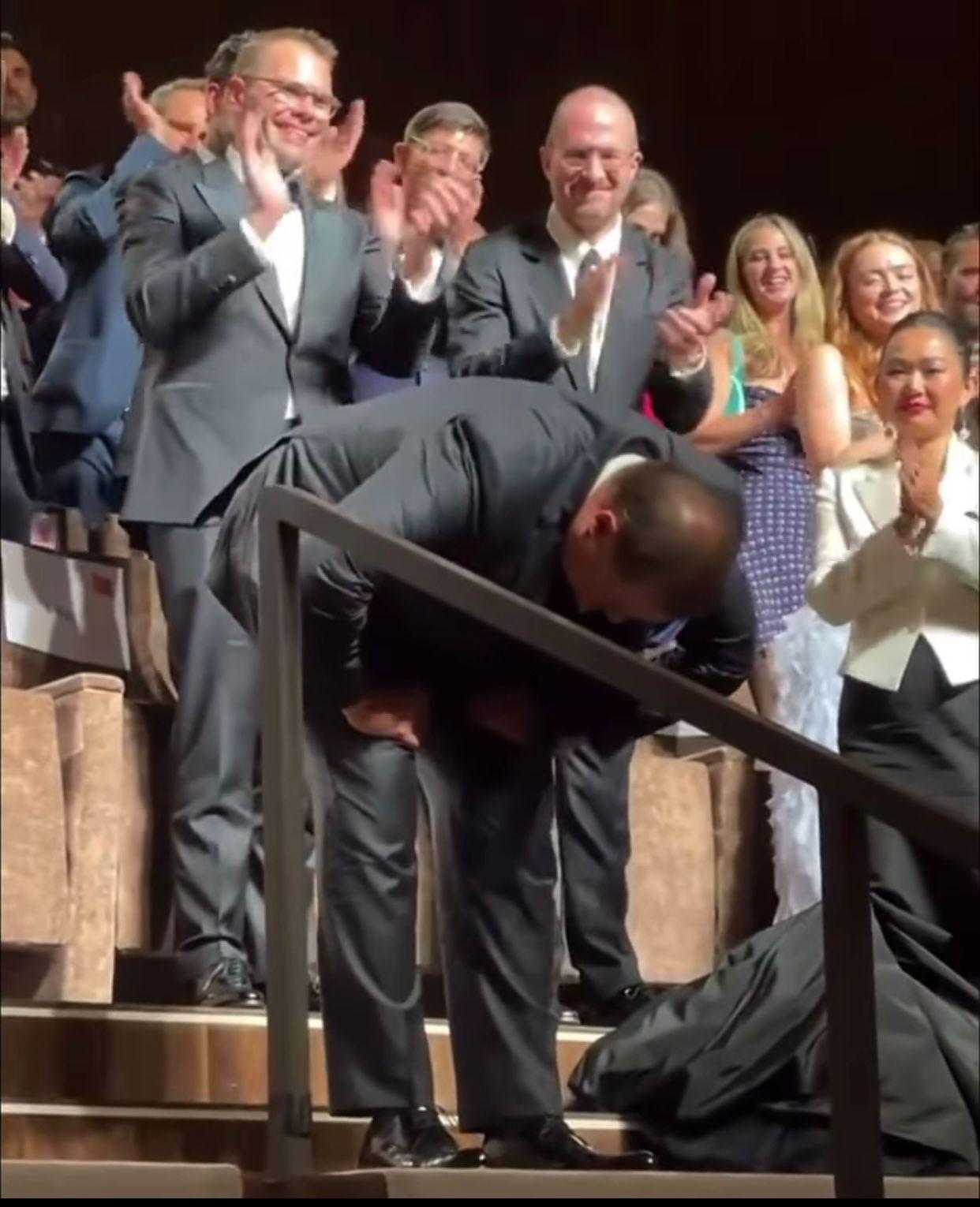 《The Whale》於威尼斯影展放映後,班頓費沙向觀眾鞠躬致謝。