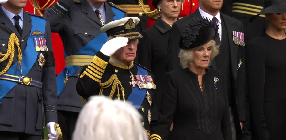 查理斯及王后卡米拉目送女王靈柩上靈車。(互聯網)