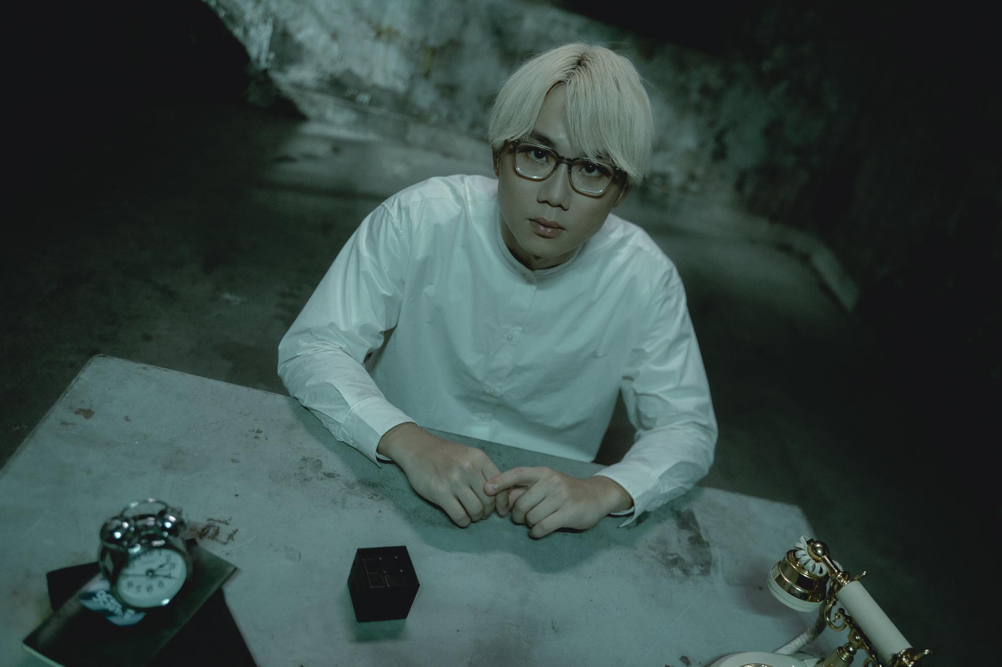 在《罐頭湯》MV中,CY最深印象是精神病人轉動只有黑色的扭計骰,令人反思缺乏獨立思考的道聽塗說,思想就只會一面倒。