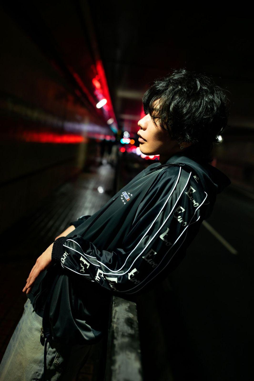 日本樂壇才子米津玄師為《鏈鋸人》唱出主題曲《KICK BACK》。