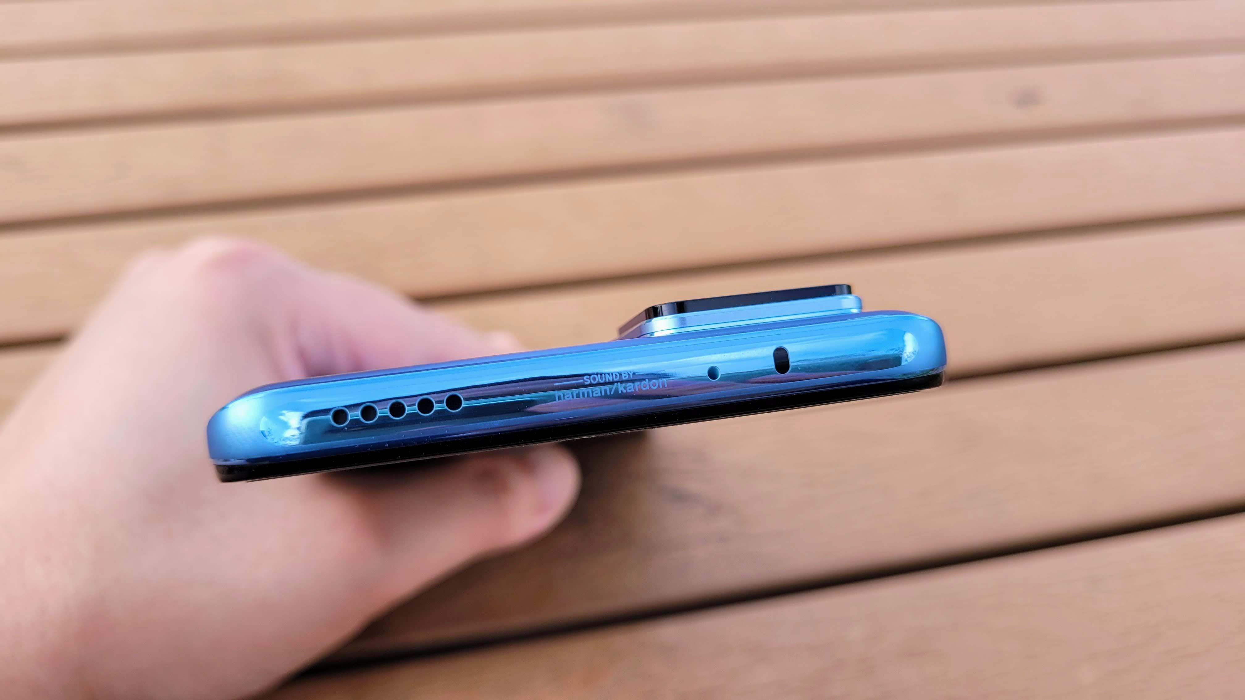 Xiaomi 12T Pro嘅雙喇叭配備harman/kardon調音聲效技術。