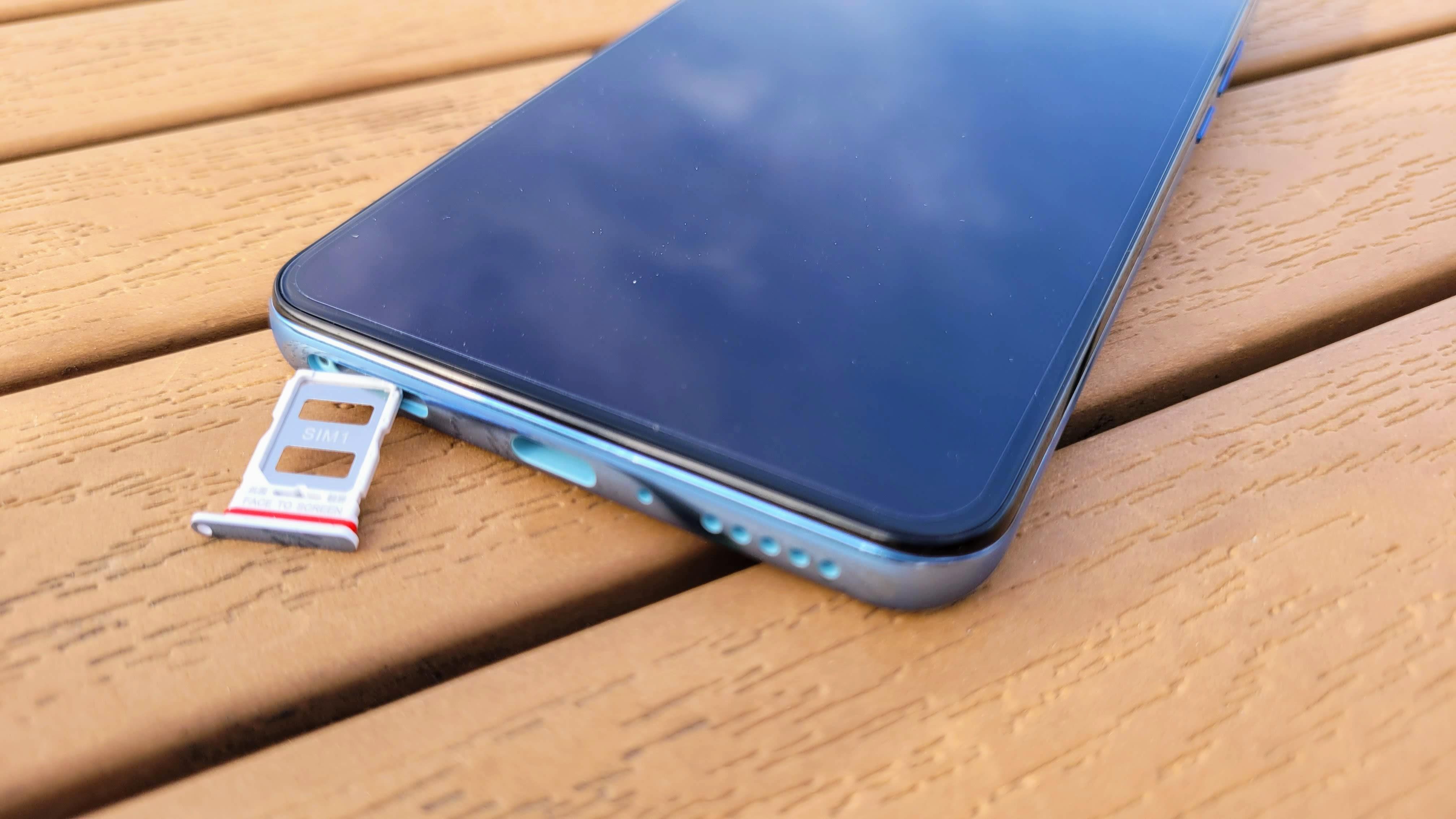 USB-C插位,旁邊係nanoSIM卡槽。