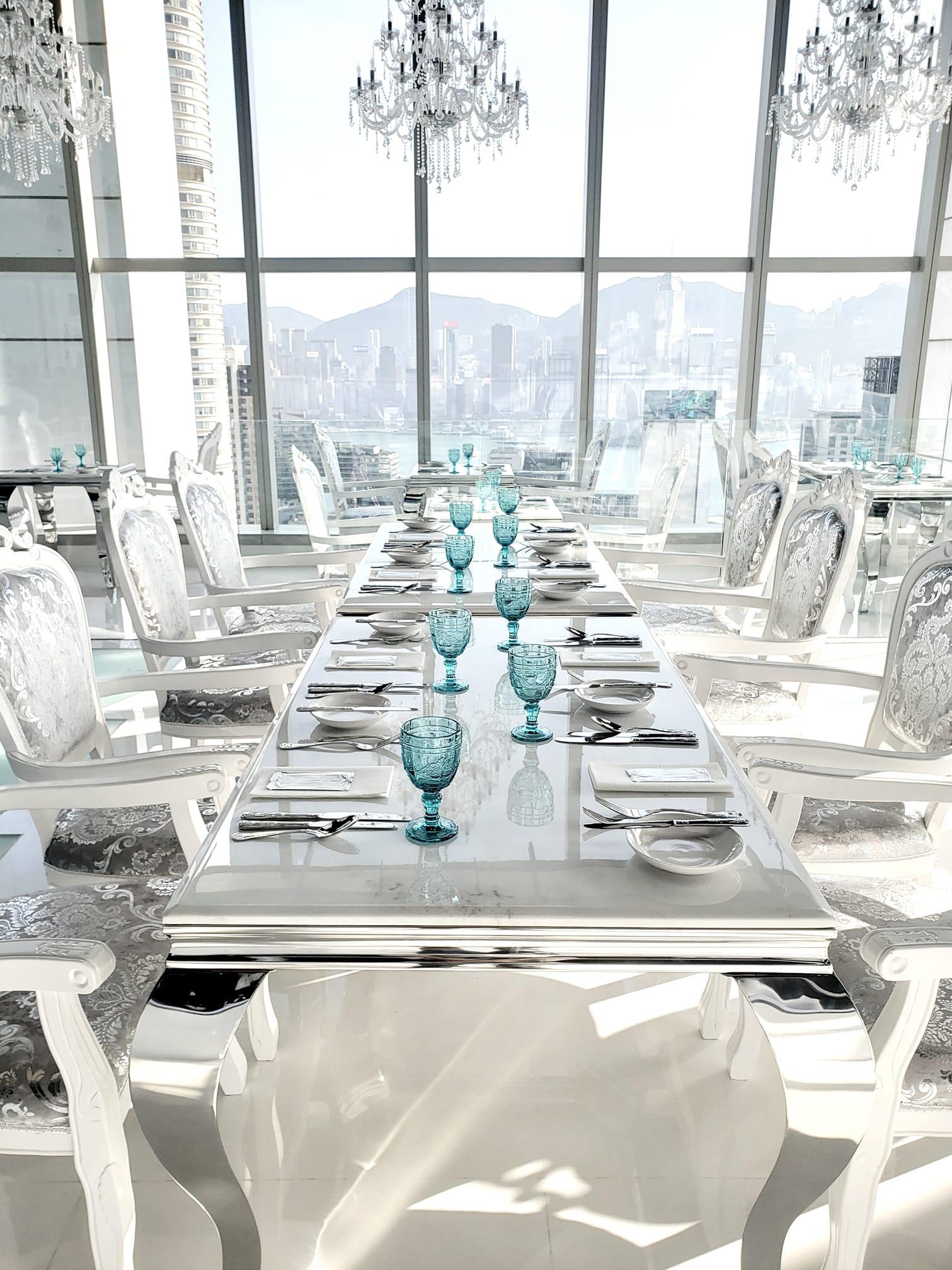 PHENOMENON WINE•DINE以玻璃水晶屋為主題。