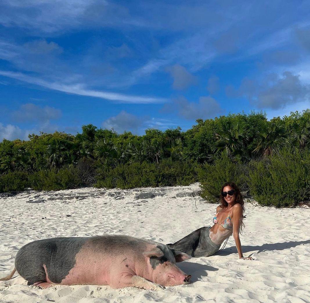 艾琳娜遊巴哈馬的Exuma群島玩豬。