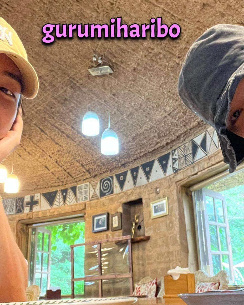 Jennie被公開與V的撐枱腳照片。