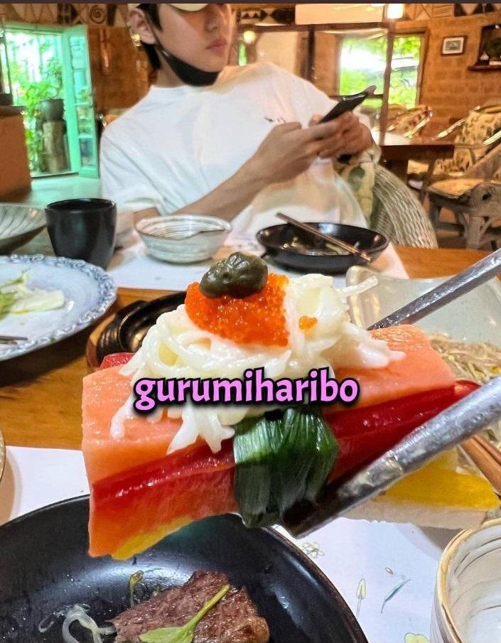 Jennie被公開與V的撐枱腳照片。