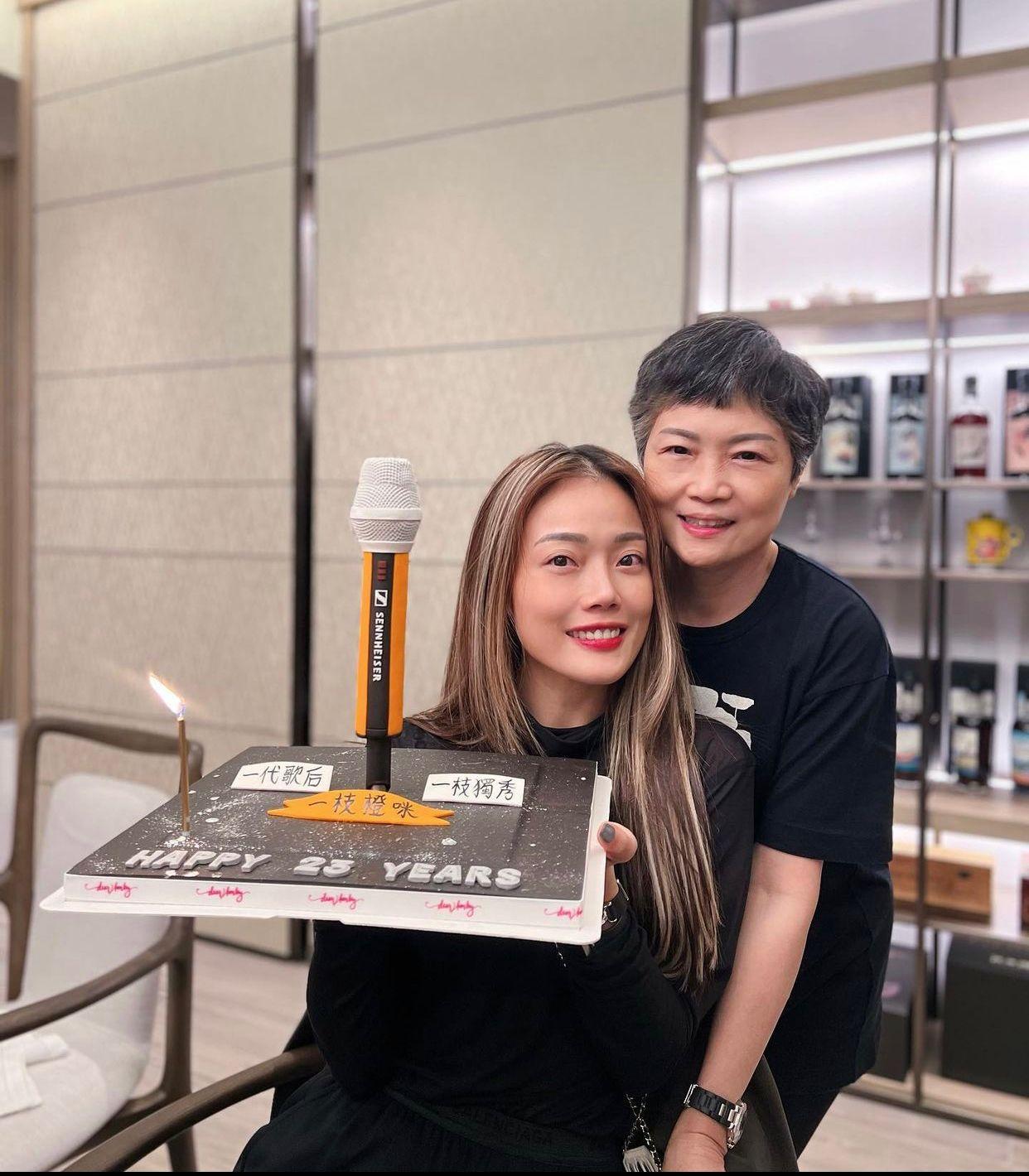 42歲的祖兒與媽咪合照。