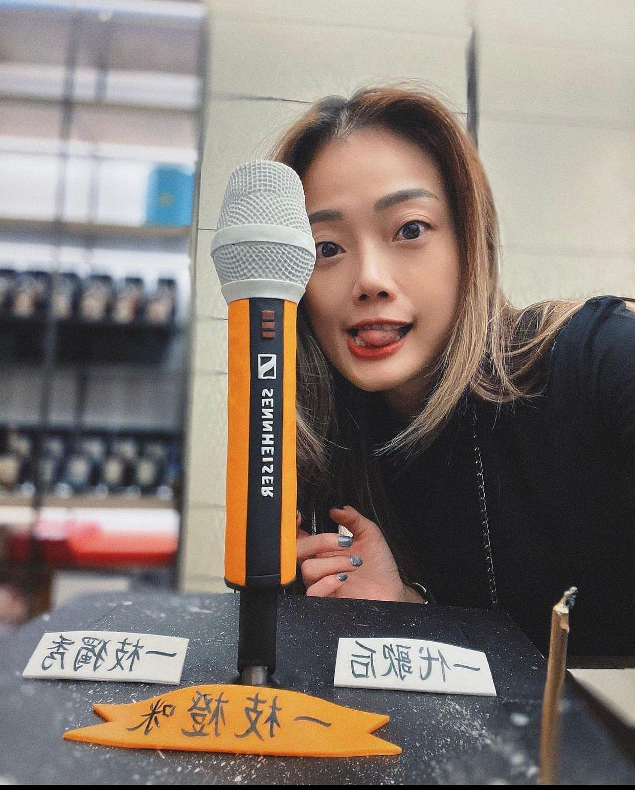 容祖兒於1999年加入樂壇,23年前的今天正是其首張EP《未知》上市之日。