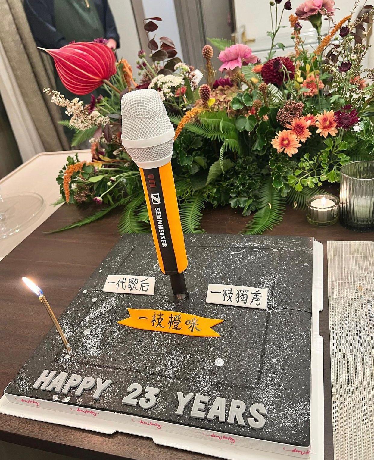 祖兒收到一支橙色咪造型的精美蛋糕。