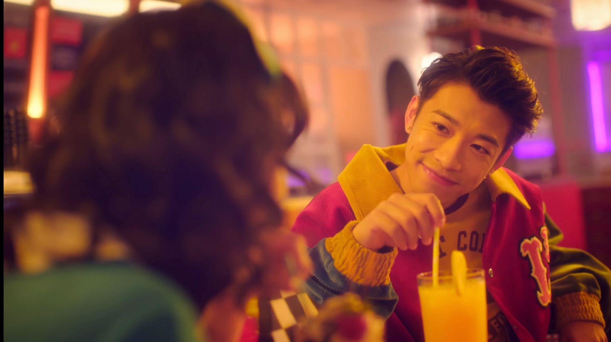 《二損一》的MV以復古風拍攝。