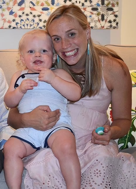 任職幼稚園老師的弗來徹,是億萬富豪繼承人。(互聯網)