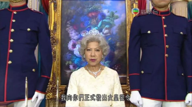 羅蘭多次以英女王造型示人。