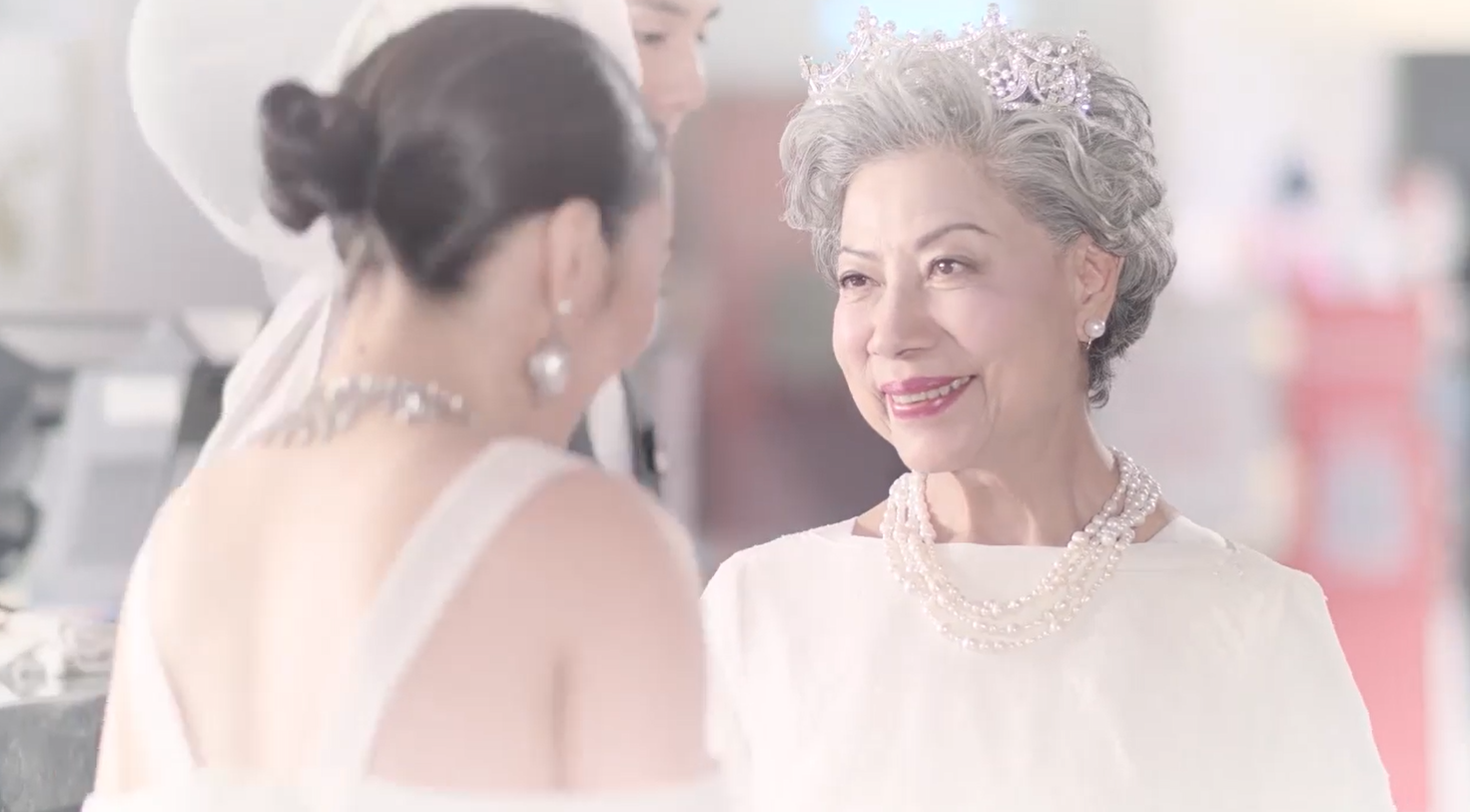 羅蘭多次以英女王造型示人。