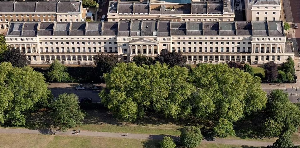 英國豪宅1-18 York Terrace East(前排)。(互聯網)