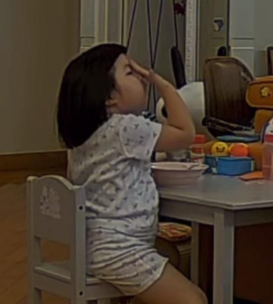 Lucy又被媽咪出賣,公開阿女忽然摸自己的搞笑一幕。