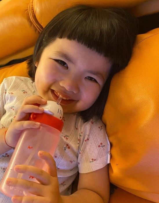 李璨琛寶貝女Lucy快將榮升家姐。