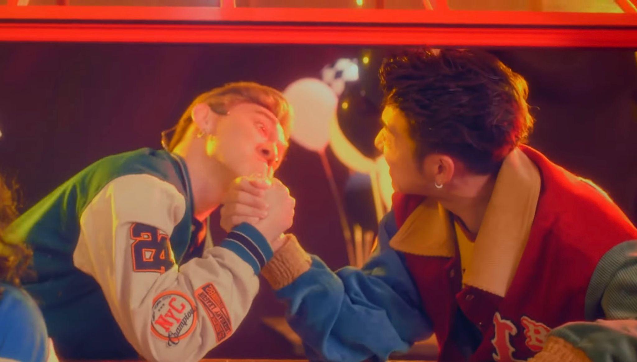 兩兄弟爭風呷醋更拗手瓜。