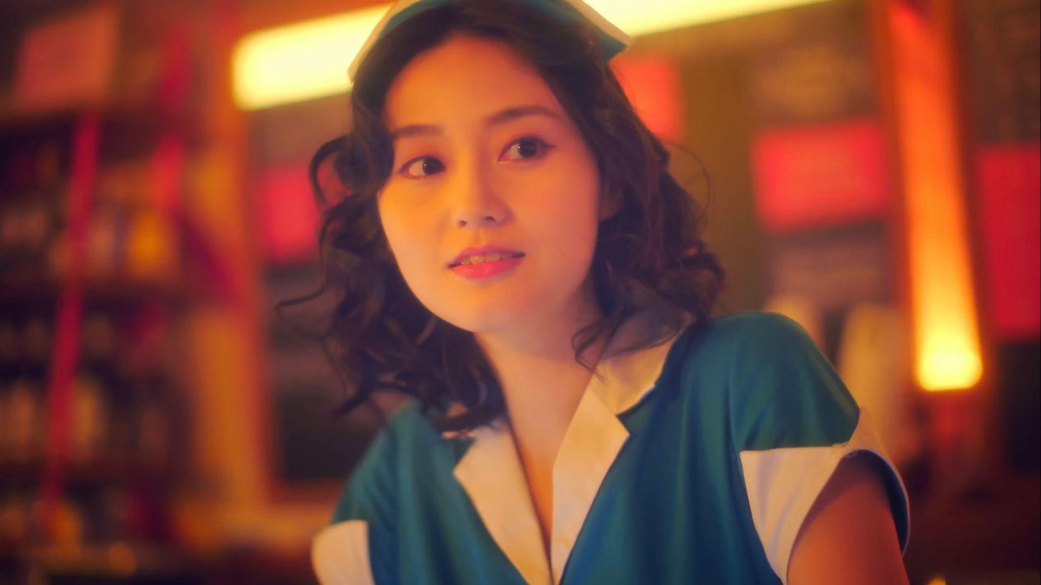 《二損一》MV女主角Hilary化身可愛侍應。