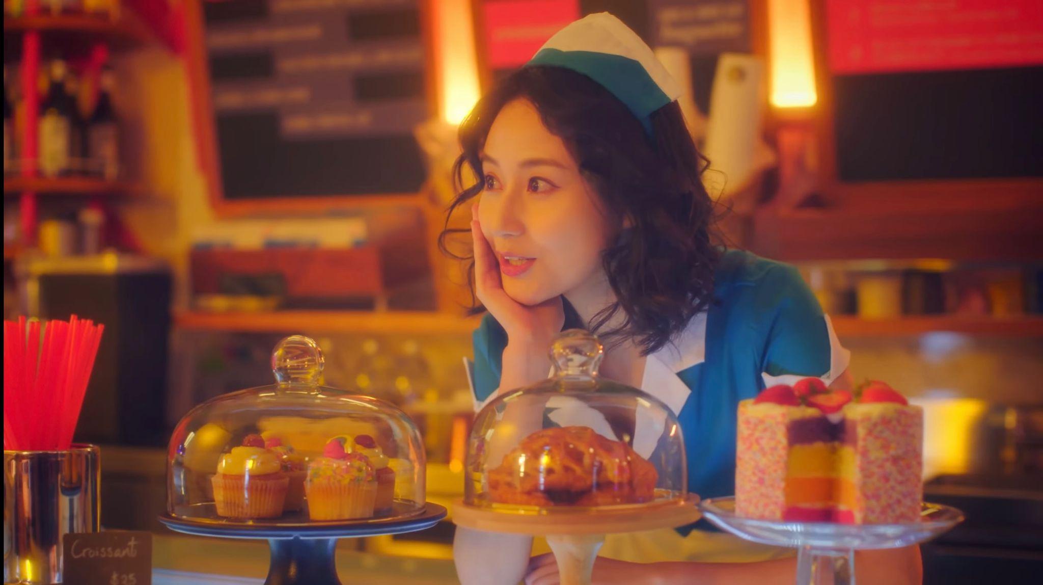 《二損一》MV女主角Hilary化身可愛侍應。