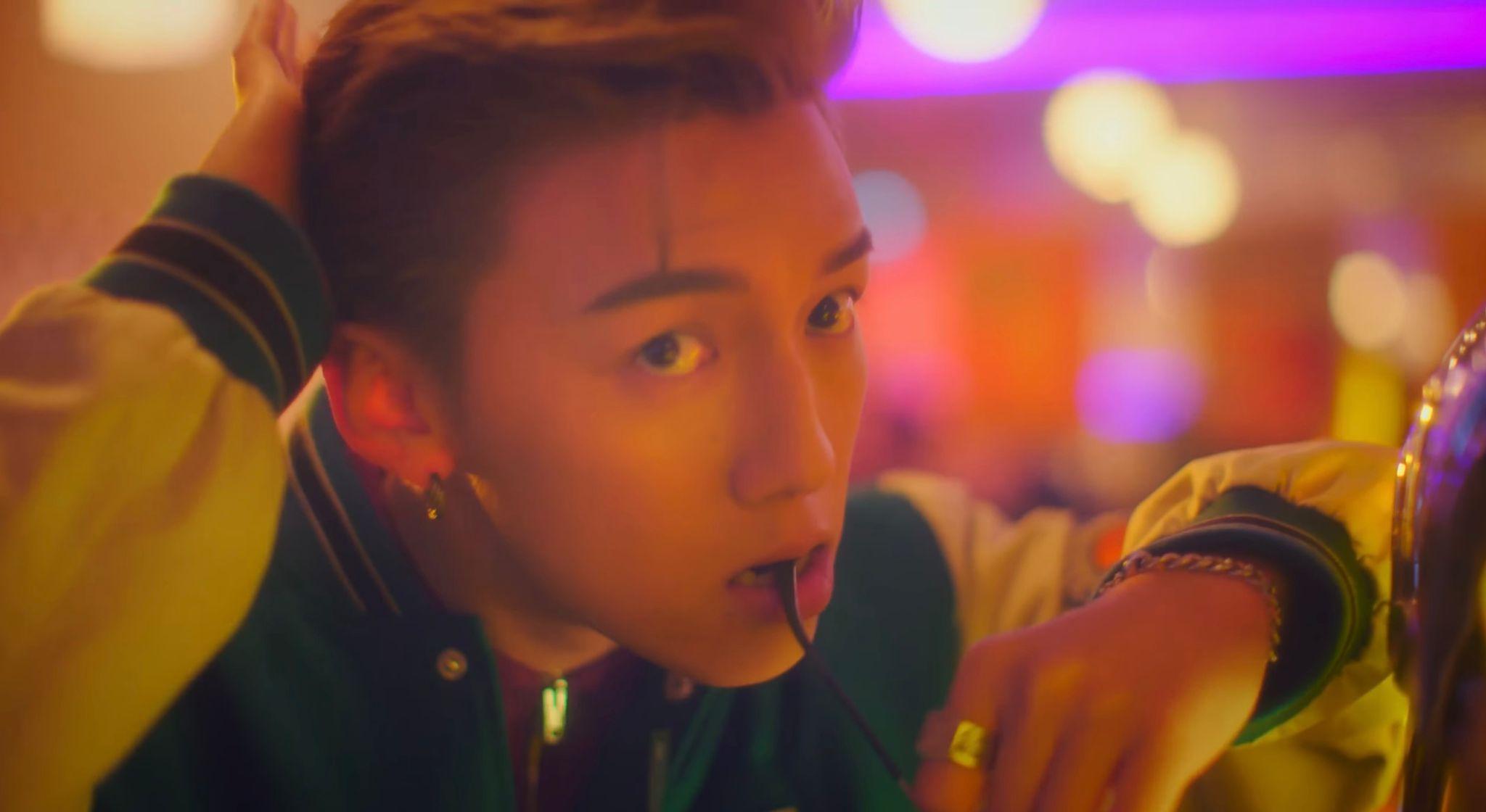 《二損一》的MV以復古風拍攝。