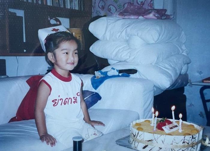 moon tang日前亦公開自己的可愛童年照。