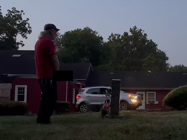 「撒尿男」每朝到梅菲母親墳前撒尿,妻子在車上等候,相當荒謬。(互聯網)