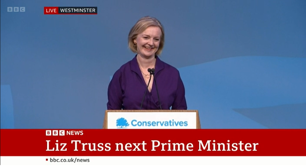 卓慧思當選後上台發表講話。(互聯網)