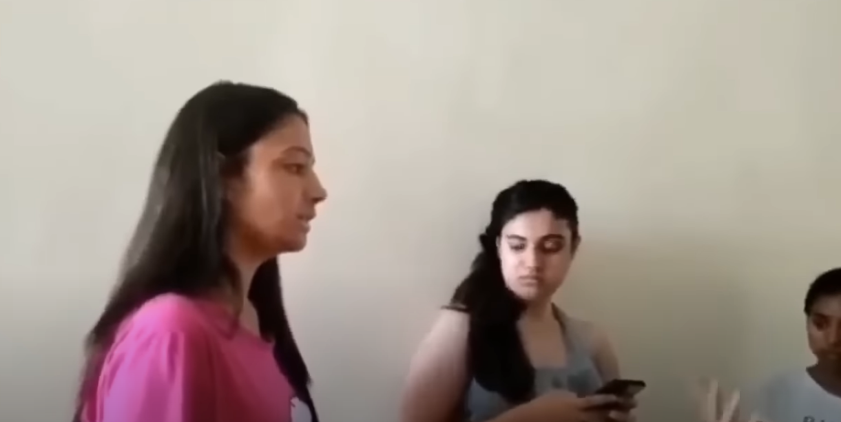 涉案女子被其他女學生質問。(互聯網)