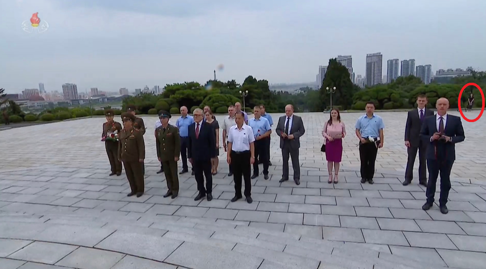 8月15日,神秘女子在平壤解放塔一場活動,站在人群後方遠處。(互聯網)
