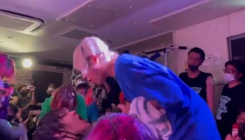 PLANCK STARS初代成員吐出西瓜餵粉絲。