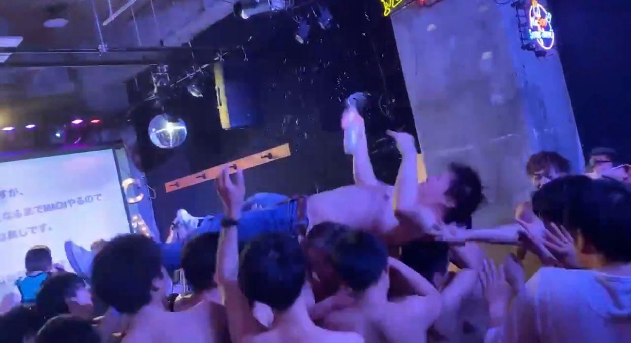 PLANCK STARS開騷時讓歌迷在台下裸身跳舞,進入瘋狂狀態。