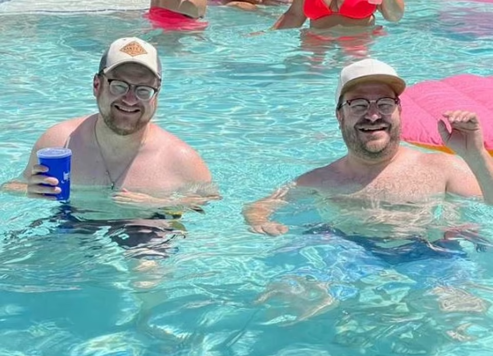 麥克阿德爾指在泳池遇上「另一個自己」。(互聯網)