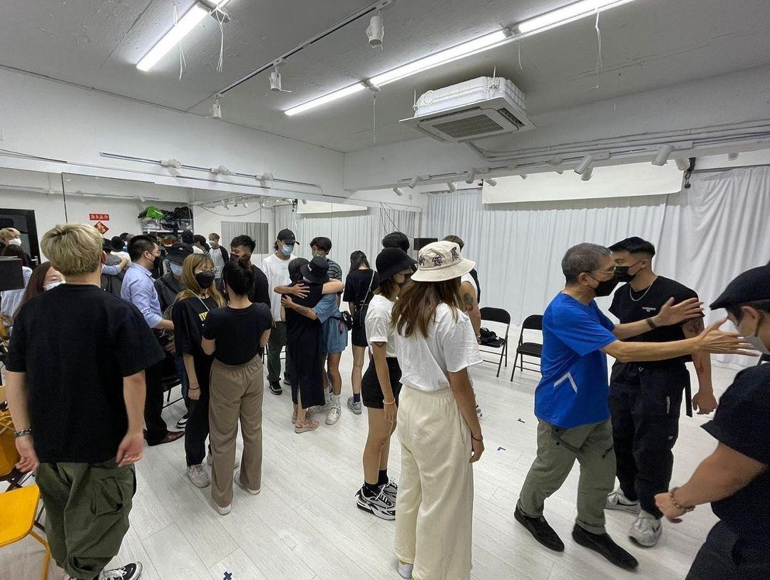 阿Mo父母及哥哥、So Ching在舞蹈室跟阿Mo的好友見面。