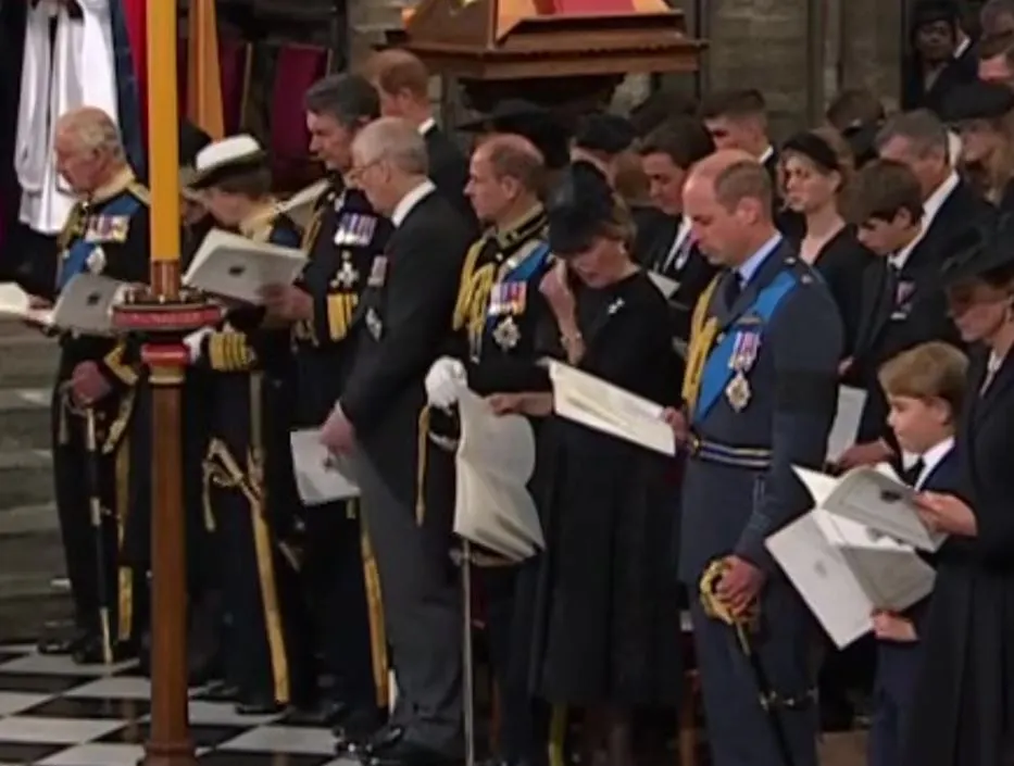 愛德華王子夫人索菲拭淚。