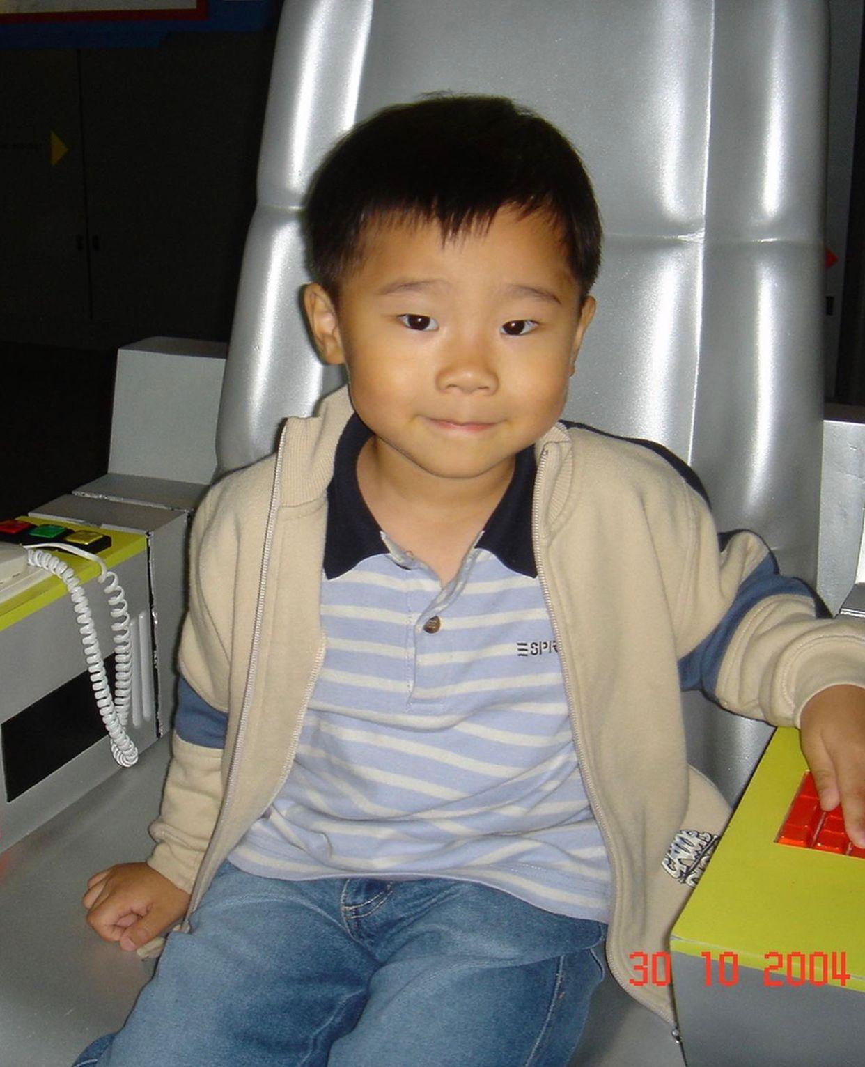 湯令山貼出4歲時照片,獲網民大讚可愛。