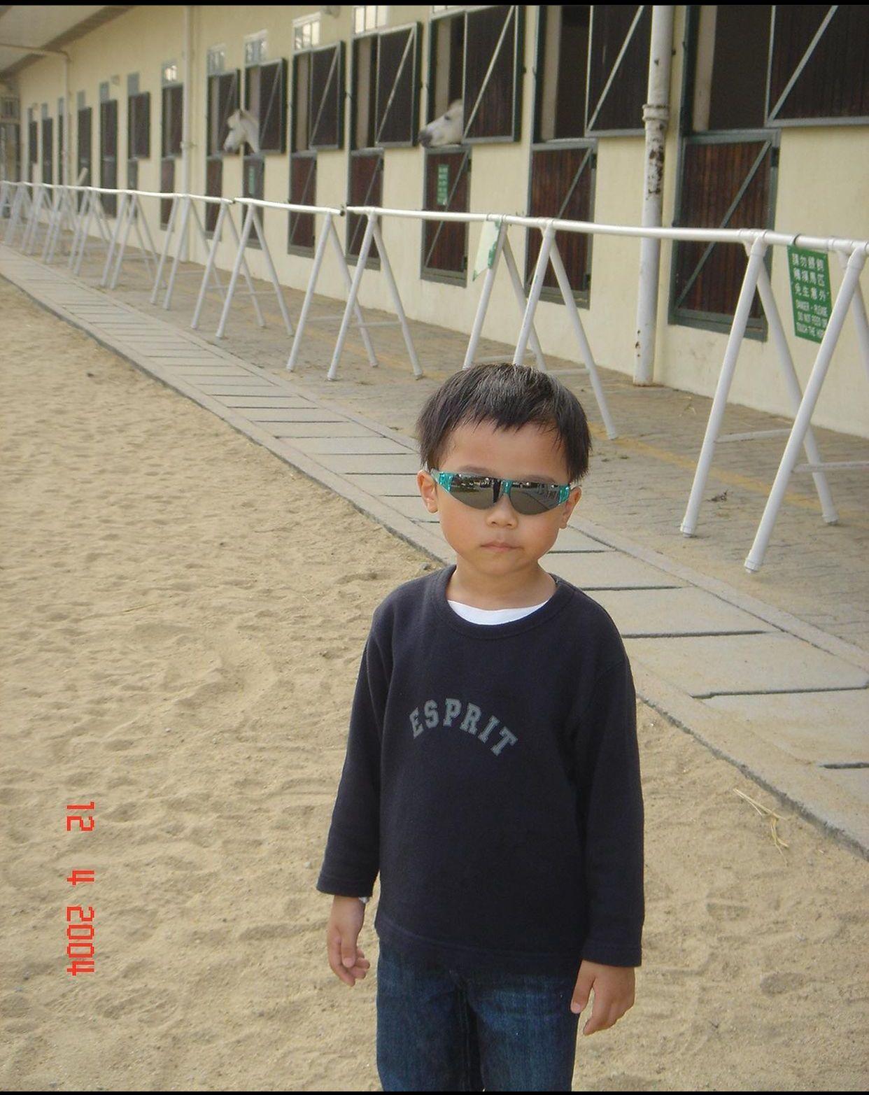 湯令山兒時戴太陽眼鏡,相當招積。