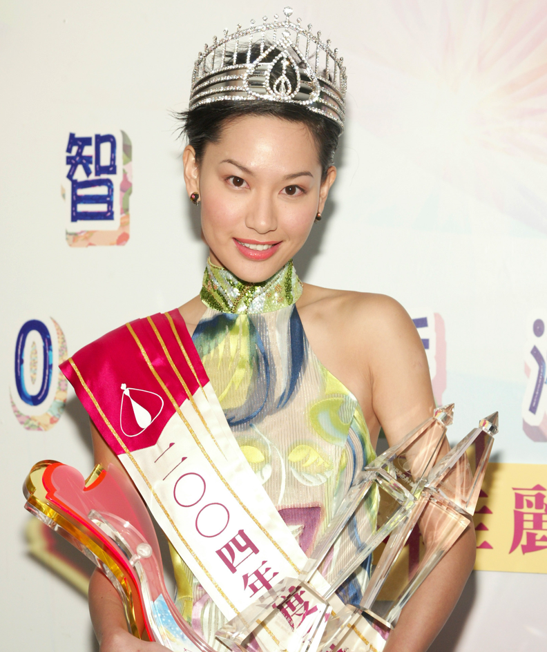 徐子珊是2004年港姐冠軍,她頭上的后冠由六福珠寶贊助。