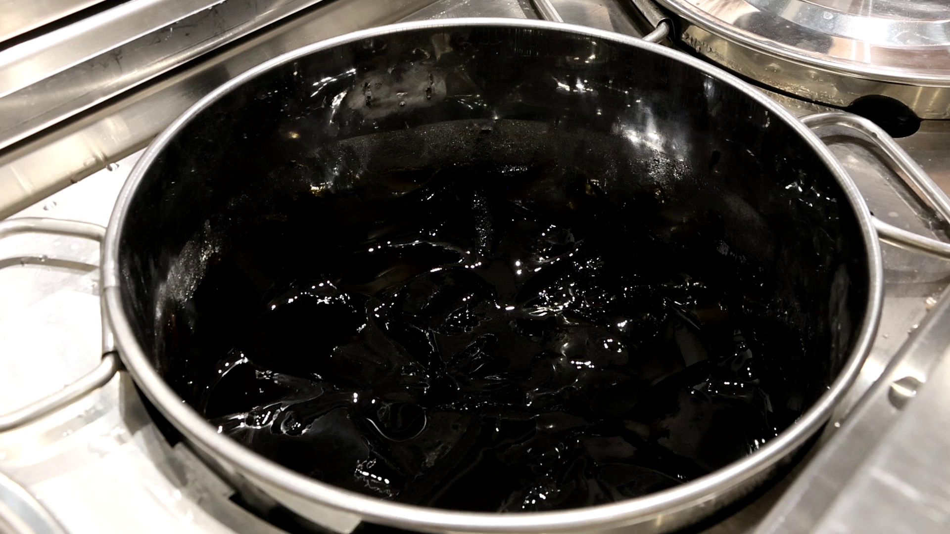 招牌仙草用上8小時熬煮