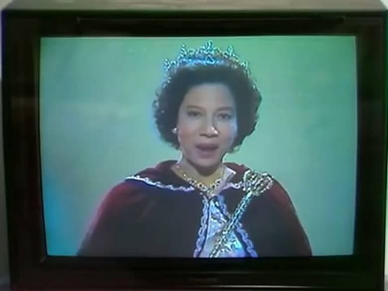 羅蘭多次以英女王造型示人。