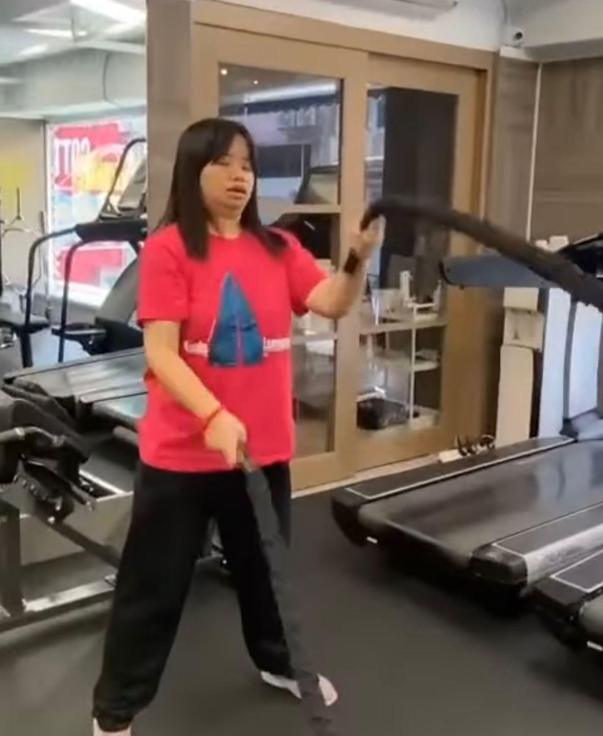 阿儀在健身中心拿起戰繩燒脂。