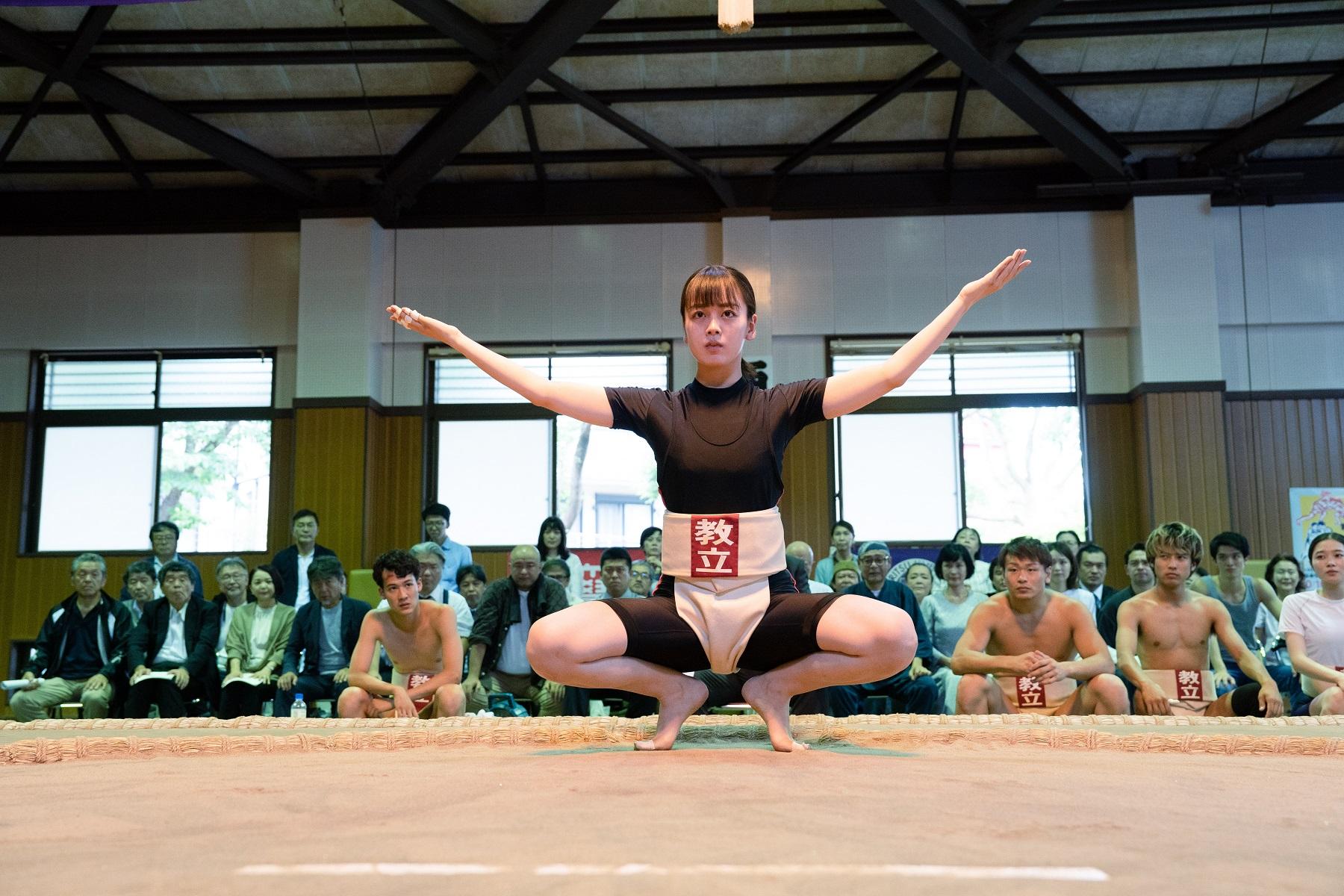 伊原六花飾演相撲學會唯一的成員大庭穗香。