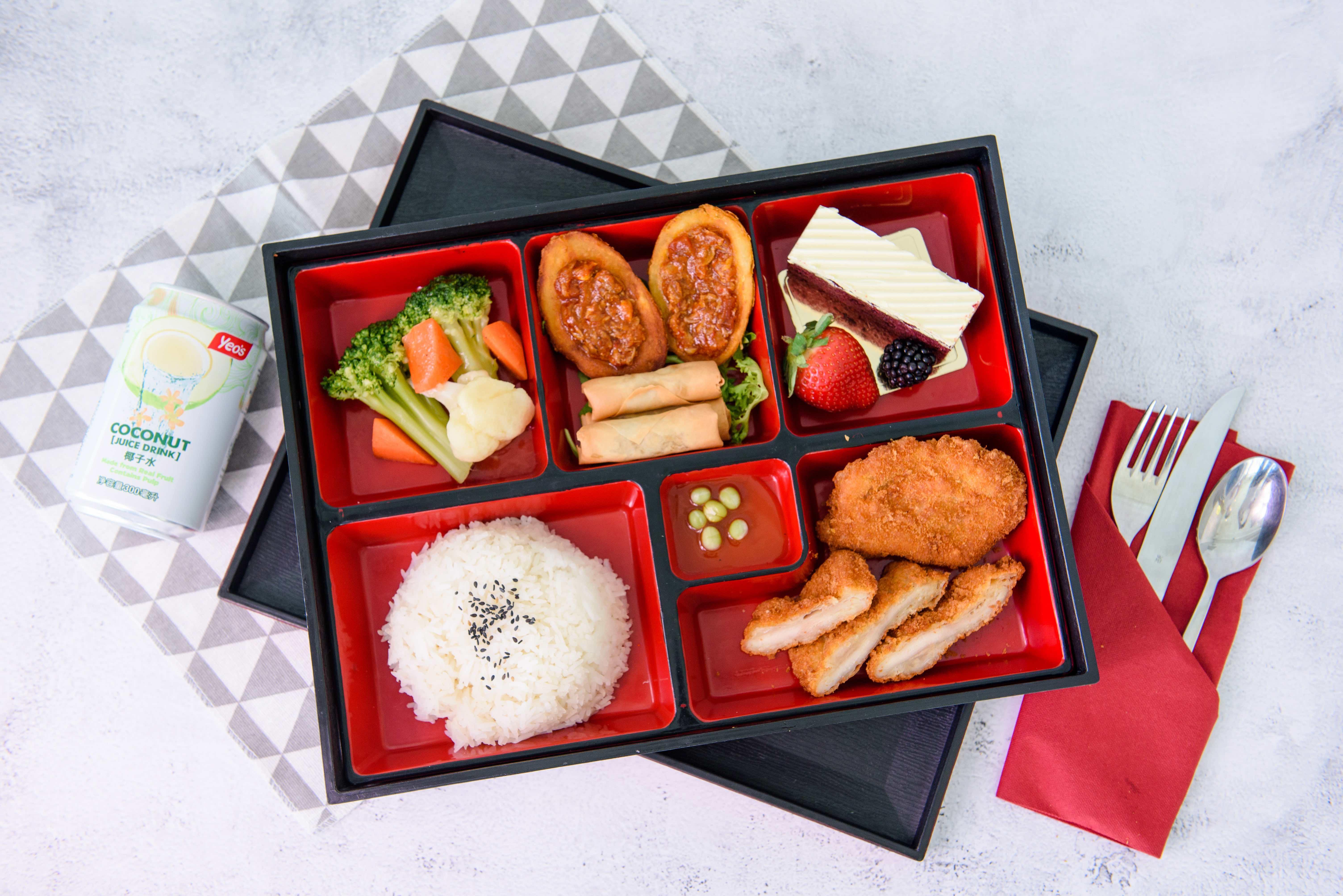 一邊騎著高空俯瞰新加坡的美景,一邊享用便當套餐!